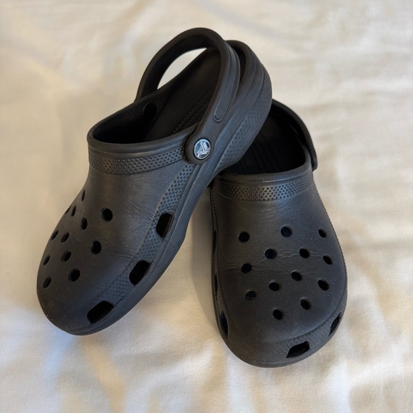 Crocs Classic Clogs Black Slip-On Comfort Shoes Unisex Size J6 / Women’s 8 - Picture 2 of 9